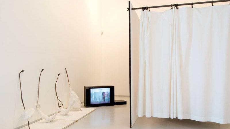 Franz West, Paßstücke mit Box und Video, 1996, Installationsansicht KAI 10 | Raum für Kunst, Düsseldorf, Foto: Hendrik Reinert