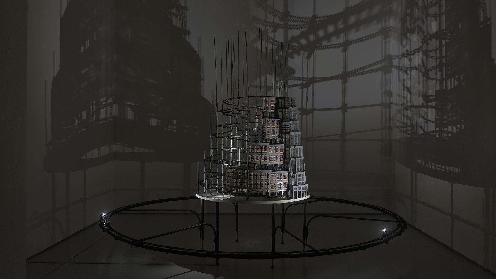 Clemens Fürtler, Turm zu Babel (Bildmaschine 08), 2017-18, Ausstellungsansicht in KAI 10 | Arthena Foundation, Courtesy der Künstler, Foto: Achim Kukulies