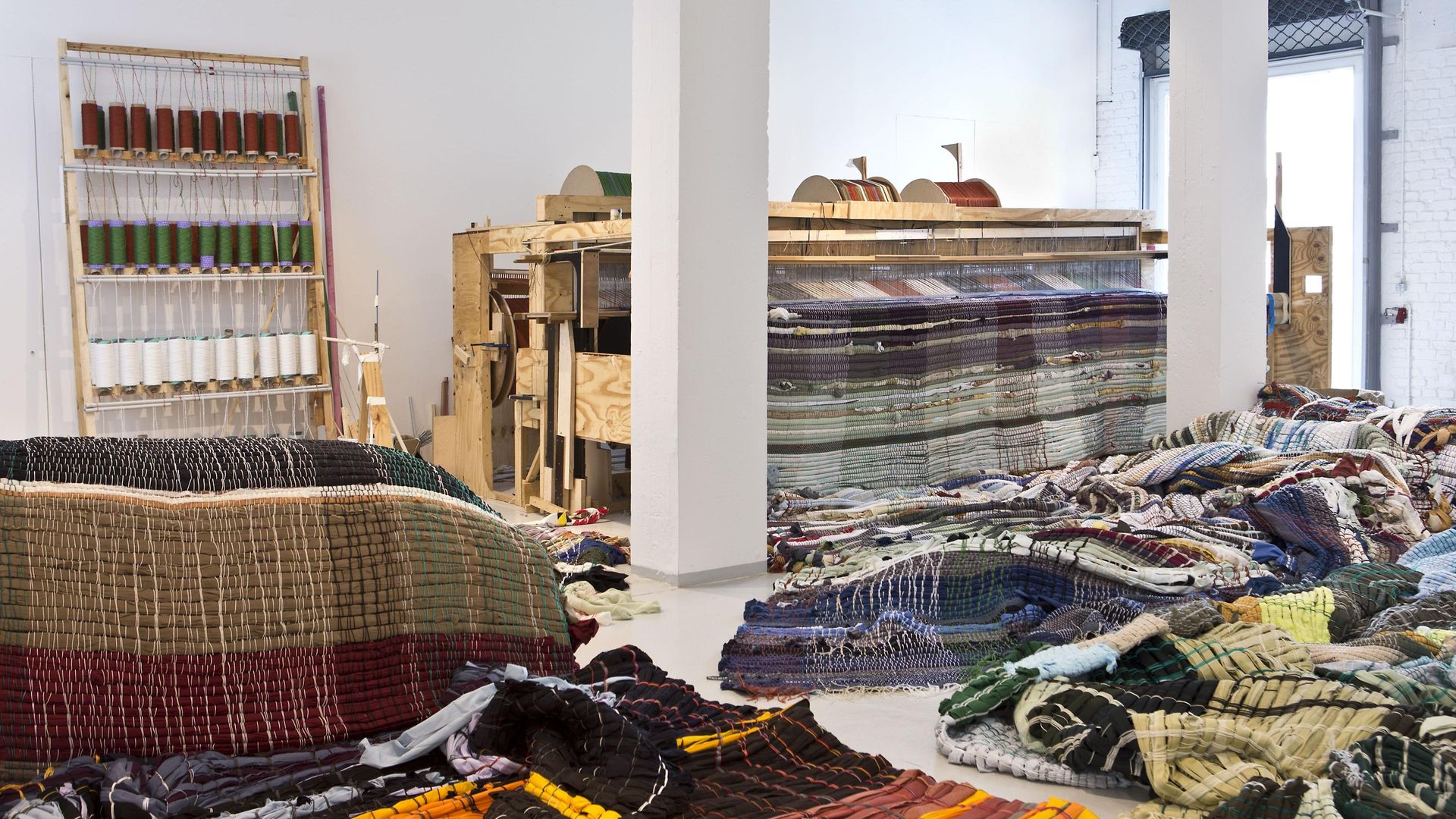 Michael Beutler: Carpet and Loom, 2010–2014, Ausstellungsansicht