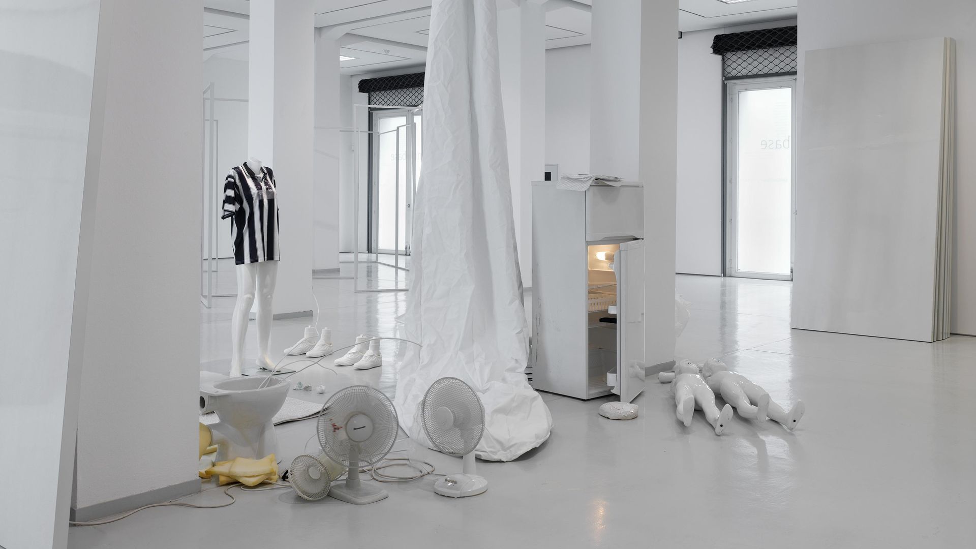 Installationsansicht HOMEBASE, KAI 10 / Arthena Foundation, Düsseldorf, Erik Steinbrecher, HALO ERIK, 2014