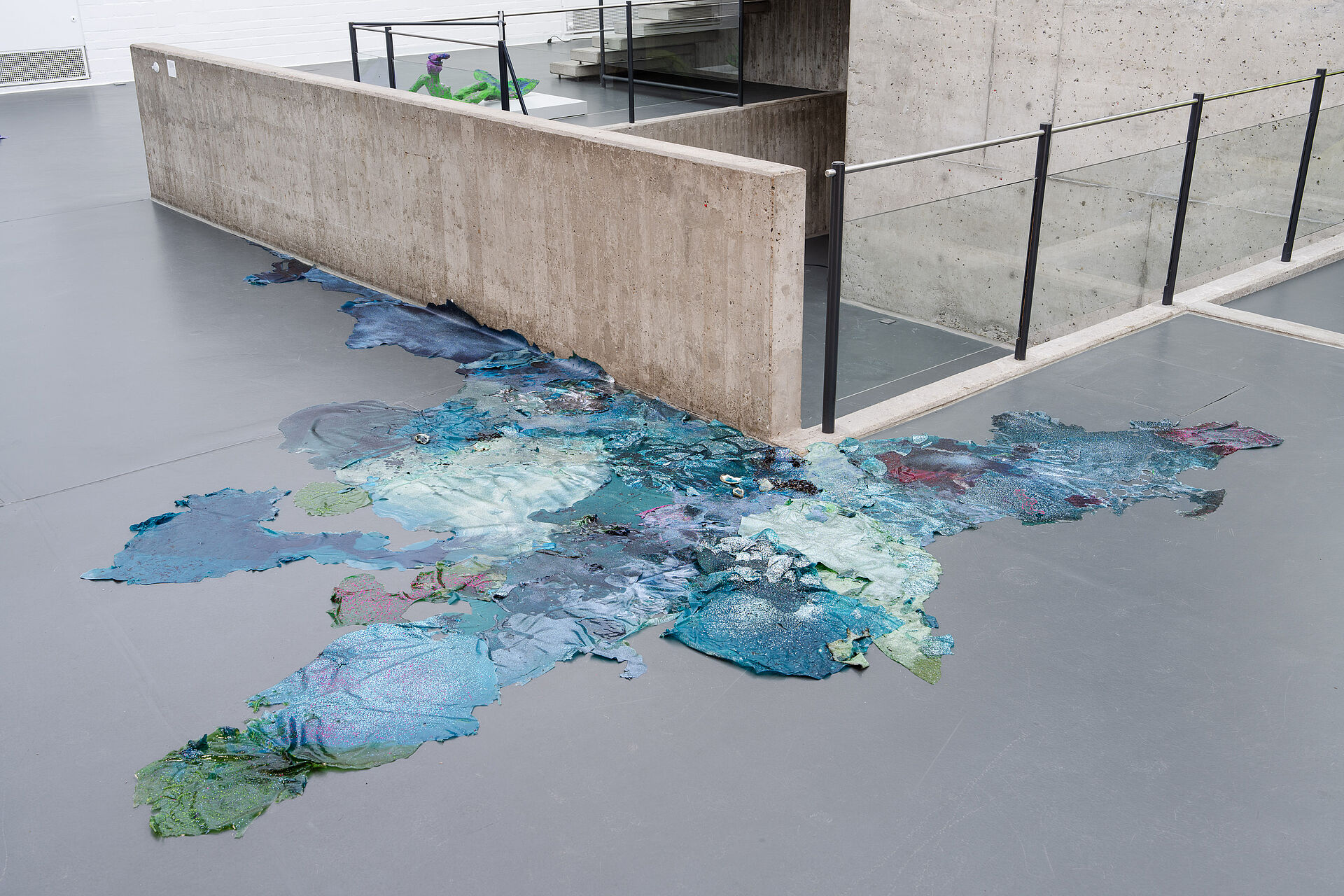 Liza Dieckwisch, I ate your mermaid II, 2025 (Detail), Agar-Agar, Gelatine, Glyzerin, Bioglitzer, Austern, Algen und Lebensmittelfarbe, Courtesy die Künstlerin, Ausstellungsansicht „we are all mermaids“, Foto: Ricardo Nunes