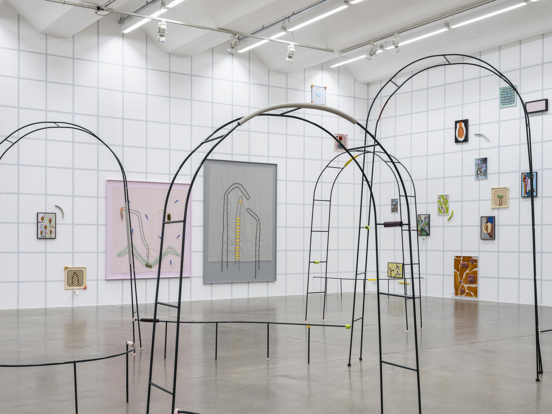 VERENA ISSEL, Installation view GRIDS AND FLOWERS, Sexauer Gallery, 2023, Courtesy Sexauer Gallery, Photo: Fred Dott, Hamburg