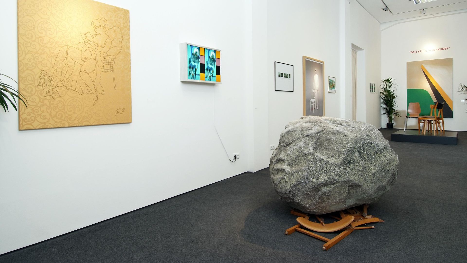 Instalaltion view Guillaume Bijl, Der Stuhl in der Kunst in KAI 10 | ARTHENA FOUNDATION / Photo: Hendrik Reinert