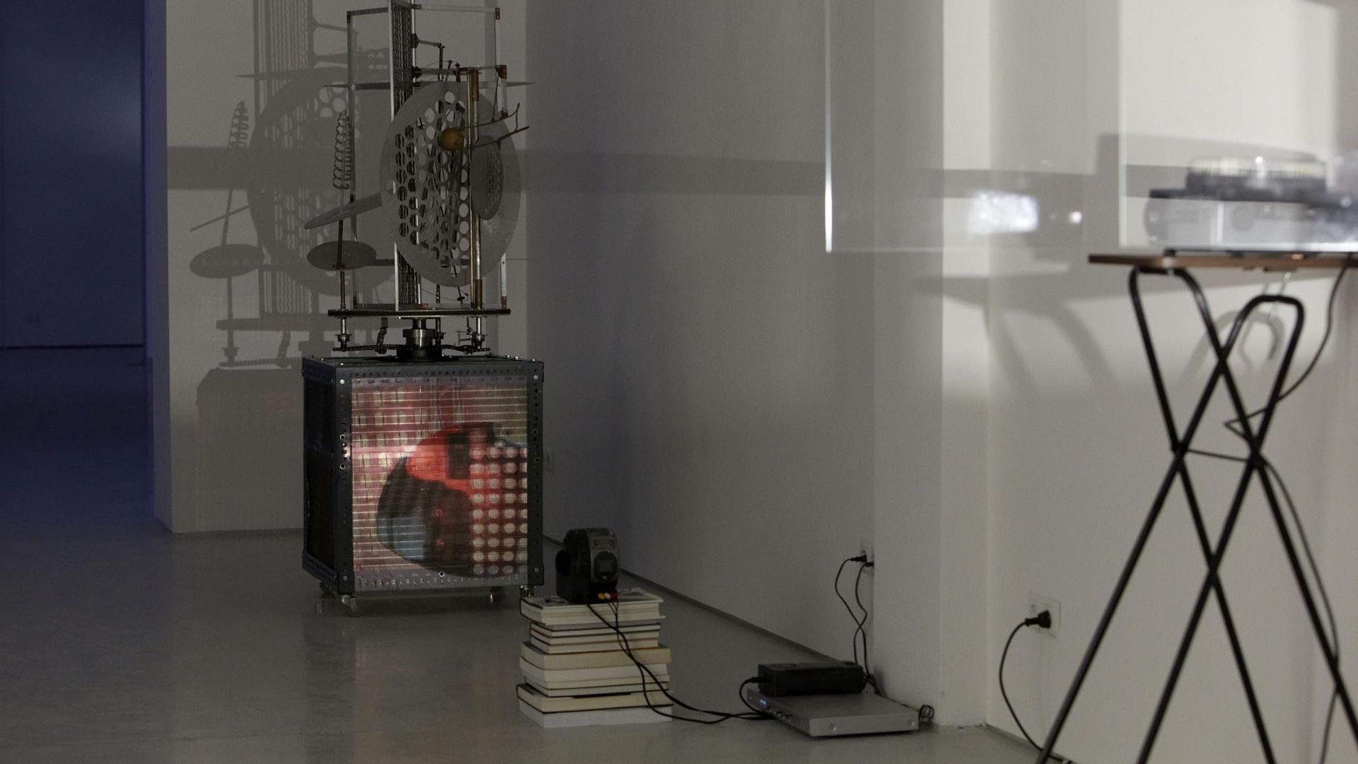 Mischa Kuball, Projektionsraum 1:1:1 spinning version, Installationsansicht KAI 10 | Raum für Kunst, Foto: Claus Langer