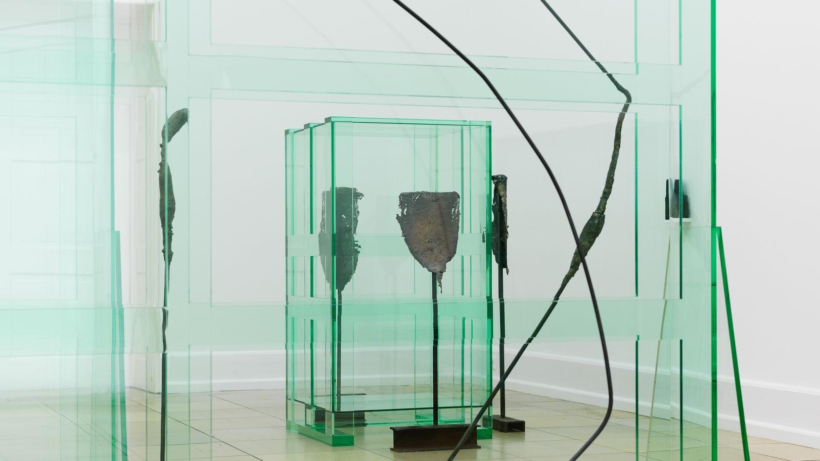 Tatiana Trouvé, Les indéfinis, 2014, Kunsthalle Nürnberg 2014/15, Foto: Annette Kradisch, Nürnberg; © VG Bild-Kunst Bonn, 2015