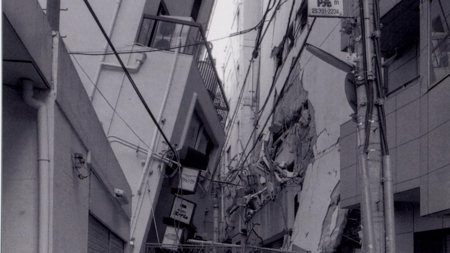 Ryuji Miyamoto, San-no-miya, Kobe, After the Earthquake, 1995, Courtesy Galerie Klüser, Munich 