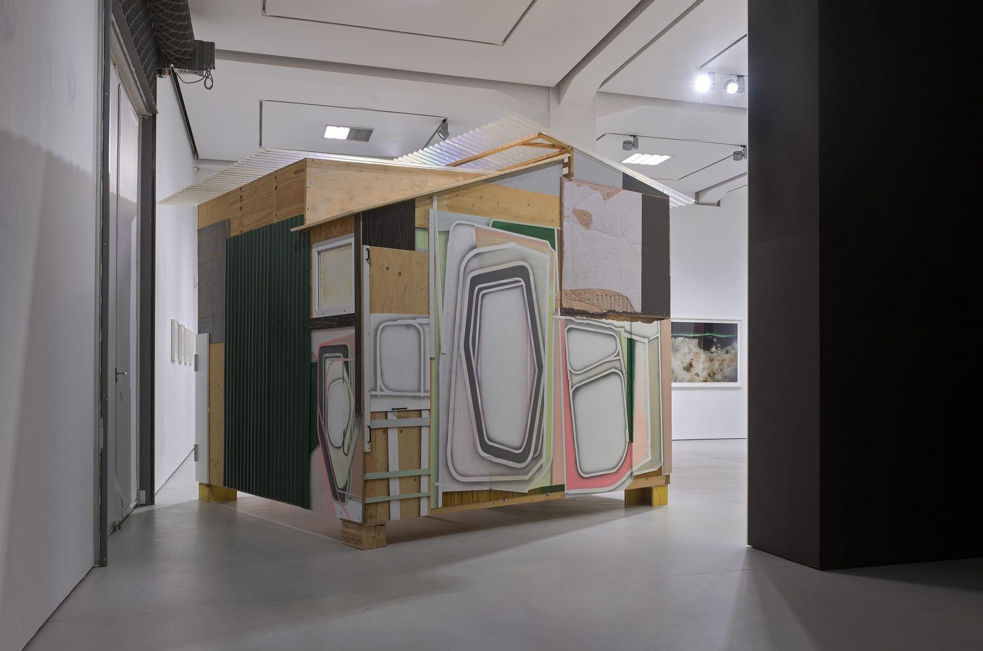 Wolfgang Ellenrieder, Moderne Hütte, 2019, Installation view in KAI 10 | ARTHENA FOUNDATION, Courtesy the artist, Photo: Achim Kukulies, Düsseldorf